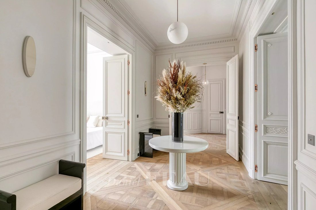 Apartment in Triangle d'Or, Paris 8e Arrondissement, Paris 5 - 17810297