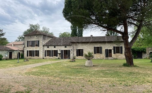 Villa in Bonneville-et-Saint-Avit-de-Fumadieres, Nouvelle-Aquitaine, France 1