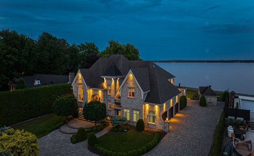 House in Sainte-Marthe-sur-le-Lac, Quebec, Canada 1