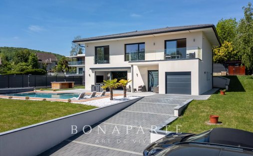 Villa in Divonne-les-Bains, Auvergne-Rhône-Alpes, France 1