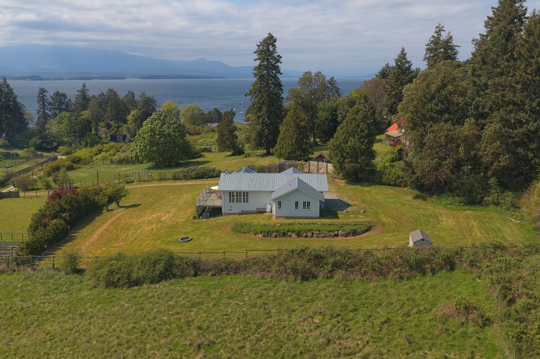House in Saltspring Island, British Columbia, Canada 1 - 17813985