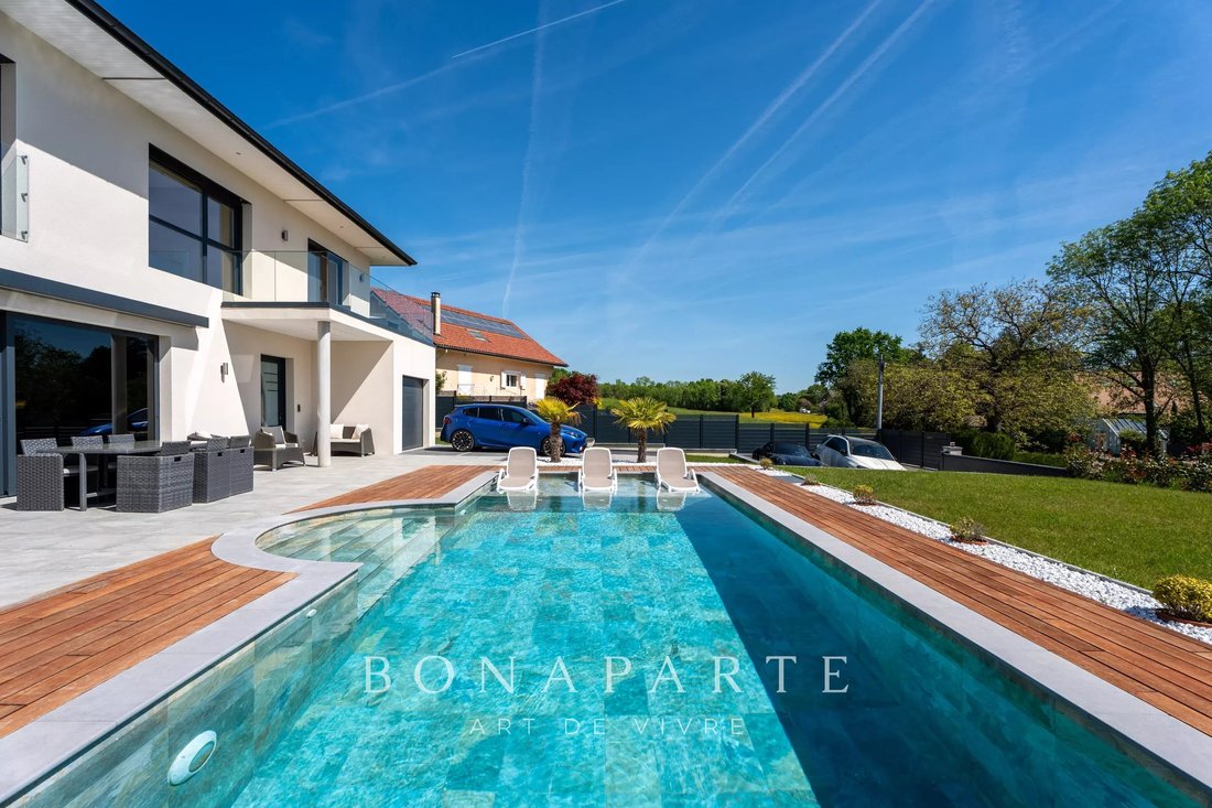 Villa in Divonne-les-Bains, Auvergne-Rhône-Alpes, France 2 - 17810693