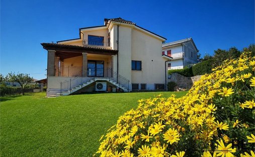 Villa in Torrevecchia Teatina, Abruzzo, Italy 1