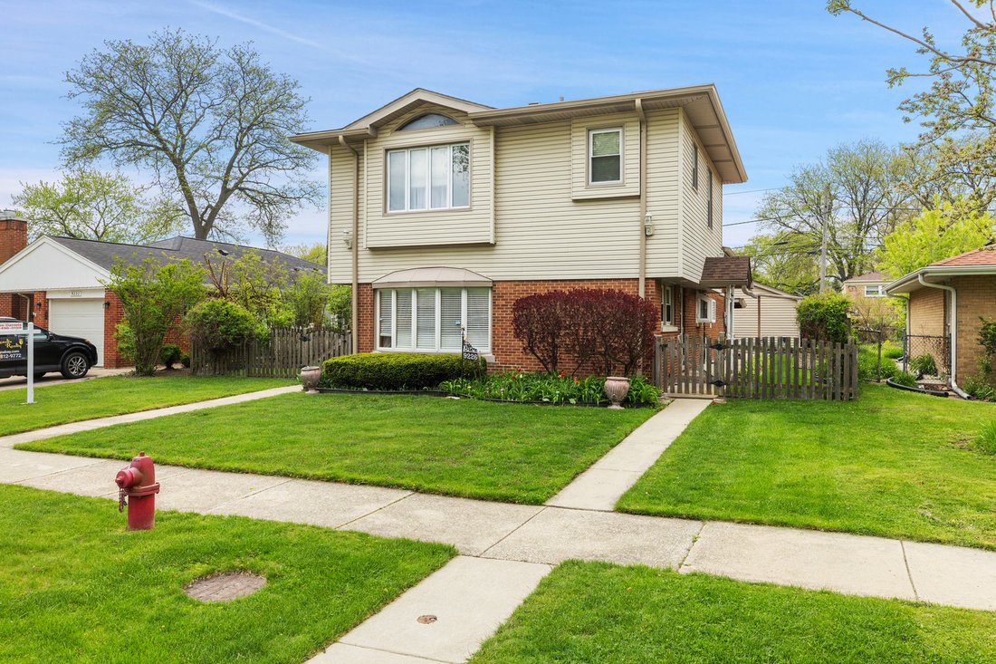 House in Skokie, Illinois, United States 3 - 17687951