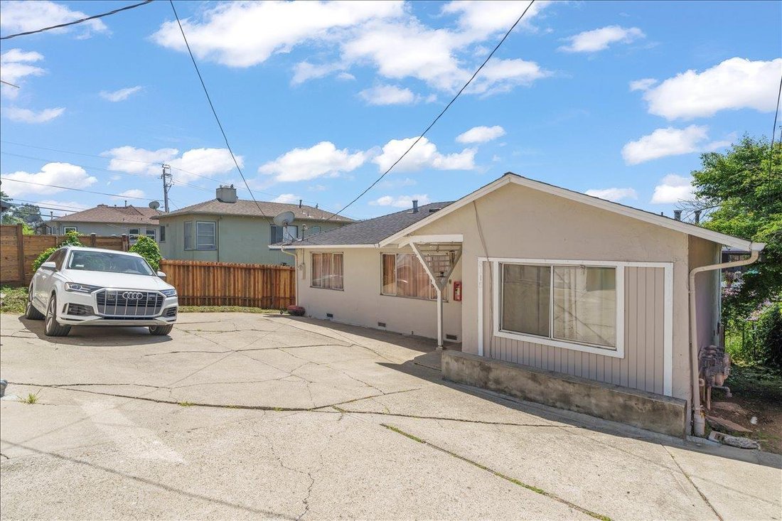 Oakland, California, United States 3 - 17812189