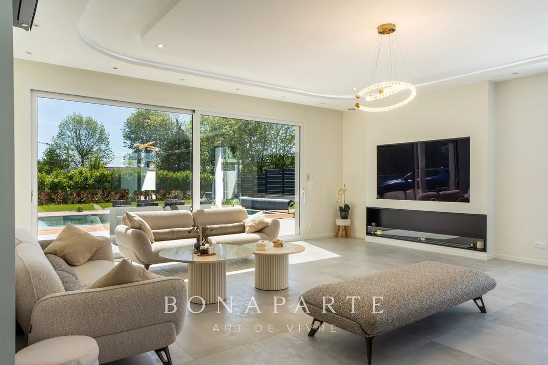 Villa in Divonne-les-Bains, Auvergne-Rhône-Alpes, France 4 - 17810693