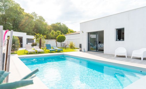 House in Bourg, Aytre, France 1