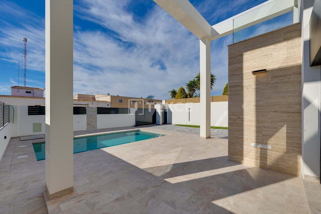 Villa in Torrevieja, Valencian Community, Spain 5 - 17813081