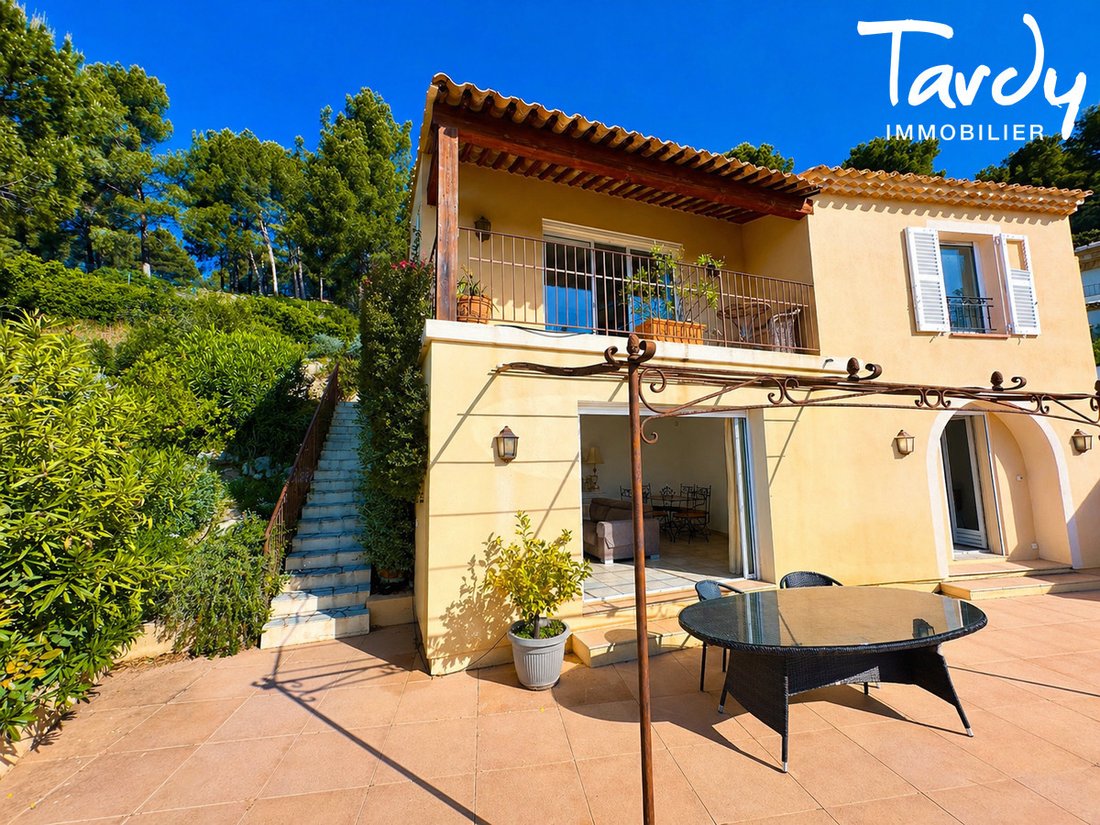 Villa in Saint-Cyr-sur-Mer, Provence-Alpes-Côte d'Azur, France 2 - 17812846