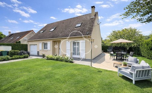 House in Bas, Maule, France 1