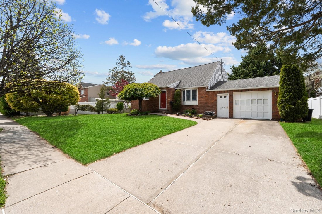 House in East Meadow, New York, United States 1 - 17811162