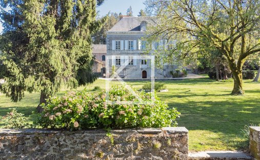 House in Vieux Château, Pouzauges, France 1