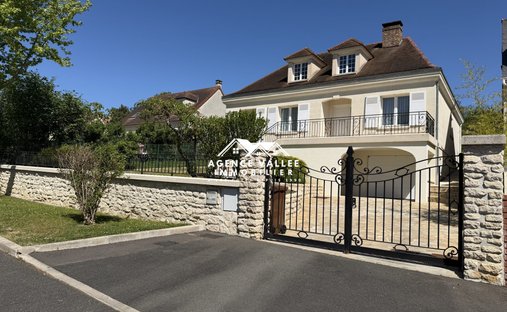 House in Saint-Pierre-du-Perray, Ile-de-France, France 1