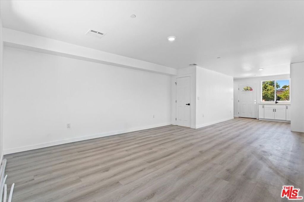 Los Angeles, California, United States 3 - 17812057