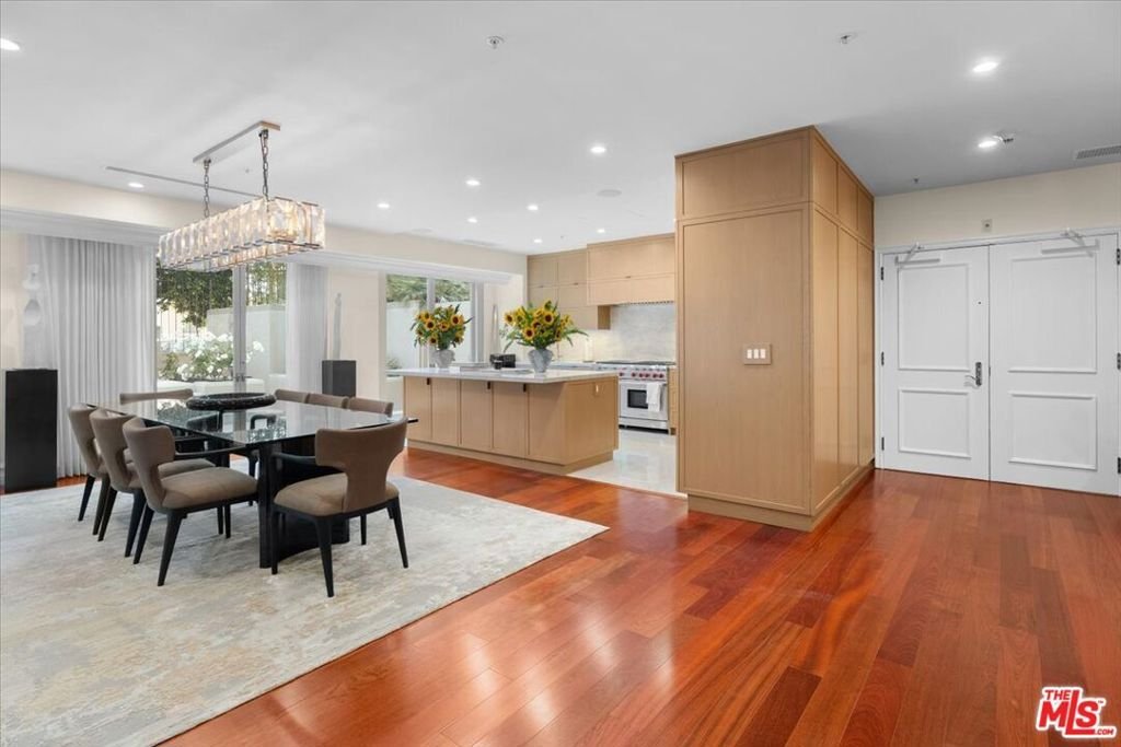 Condo in Los Angeles, California, United States 5 - 17812070