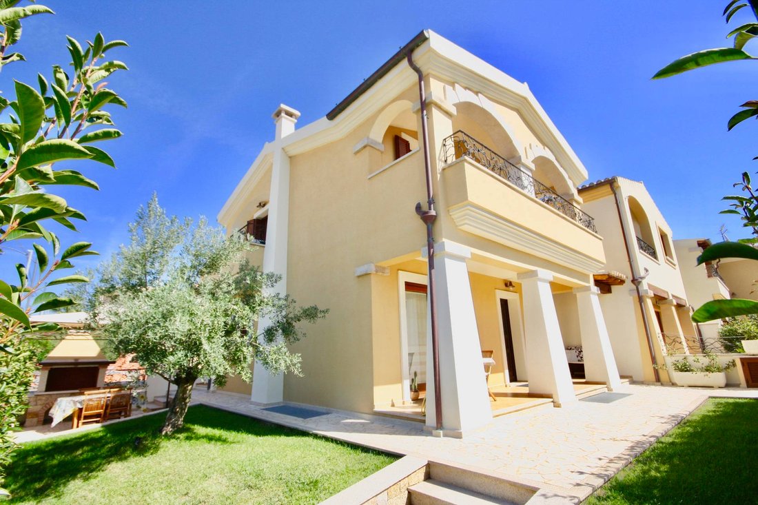 Villa in Aldo Moro Avenue, Olbia, Italy 3 - 17815296