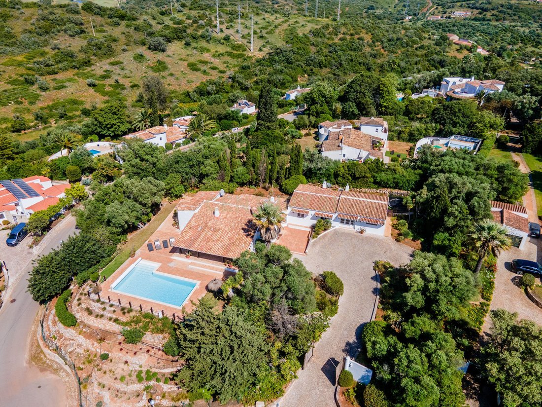Villa in Mexilhoeira Grande, Algarve, Portugal 1 - 17817644