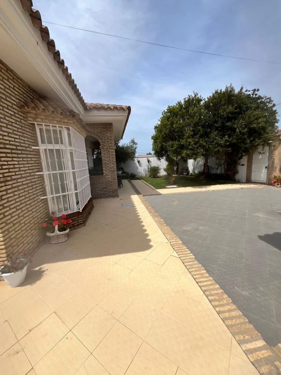 Villa in Chiclana de la Frontera, Andalusia, Spain 5 - 17827521