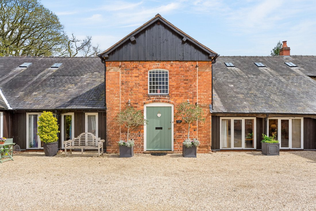 Stoneleigh, England 2 - 17817591