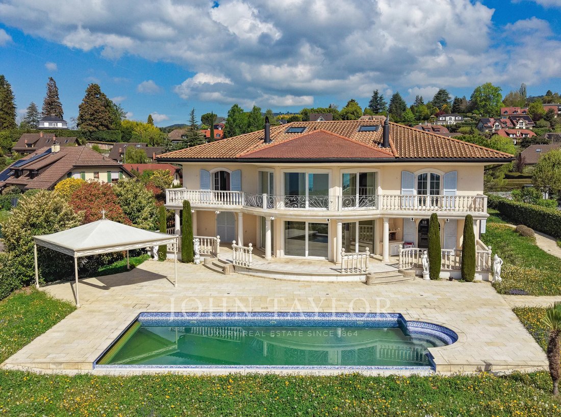 Sumptuous Property With Panoramic Lake View