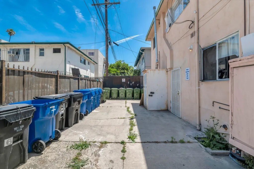 Los Angeles, California, United States 5 - 17823238