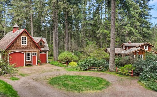 House in Black Creek, British Columbia, Canada 1