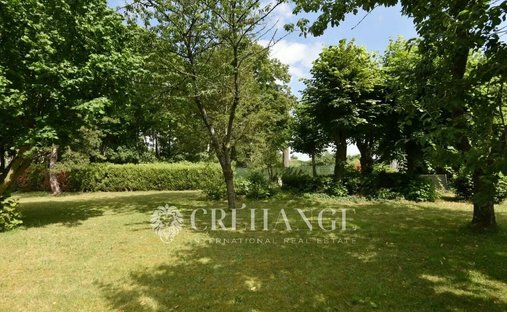 Land in Sud, Le Mesnil-le-Roi, France 1