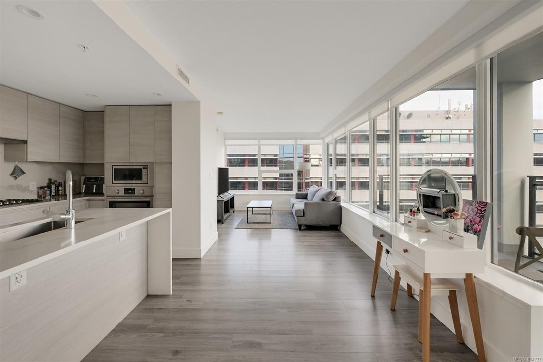 Condo in Victoria, British Columbia, Canada 3 - 17830487