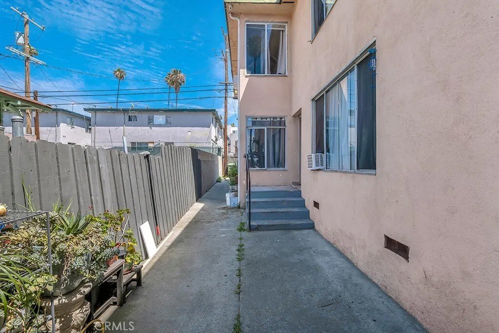 Los Angeles, California, United States 3 - 17823238