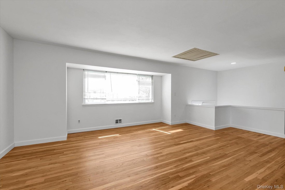 House in Merrick, New York, United States 3 - 17820455