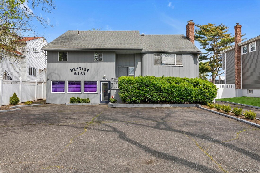 House in Merrick, New York, United States 1 - 17820455