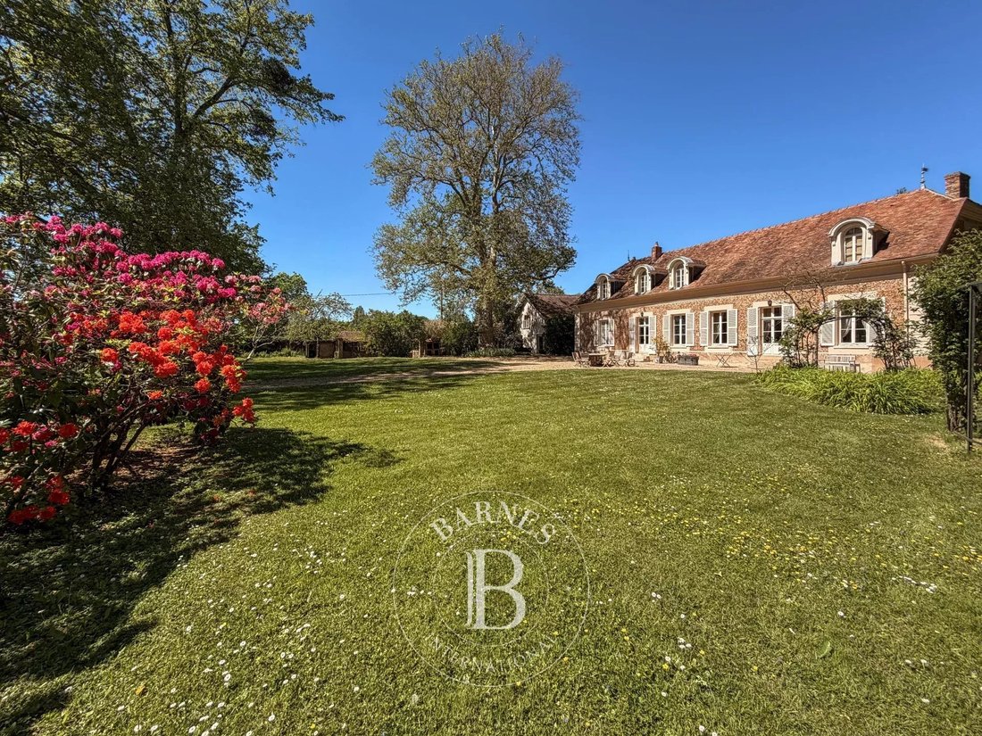 Estate in Nangis, Ile-de-France, France 3 - 17728127