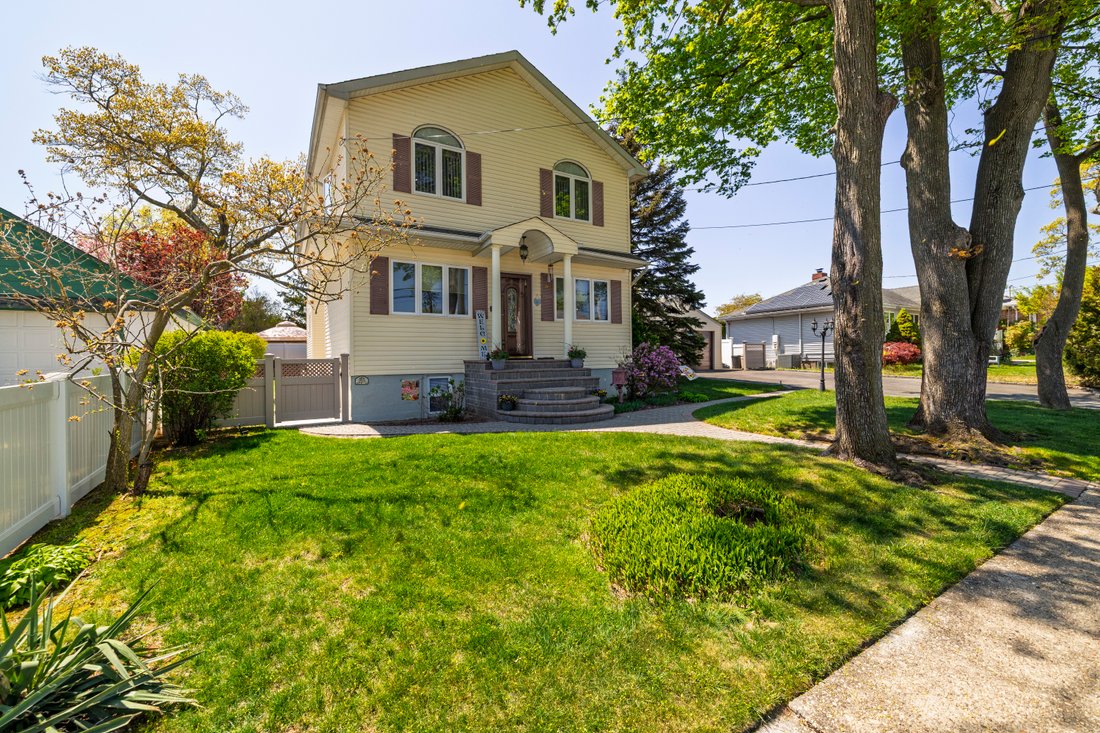 House in East Meadow, New York, United States 1 - 17815342