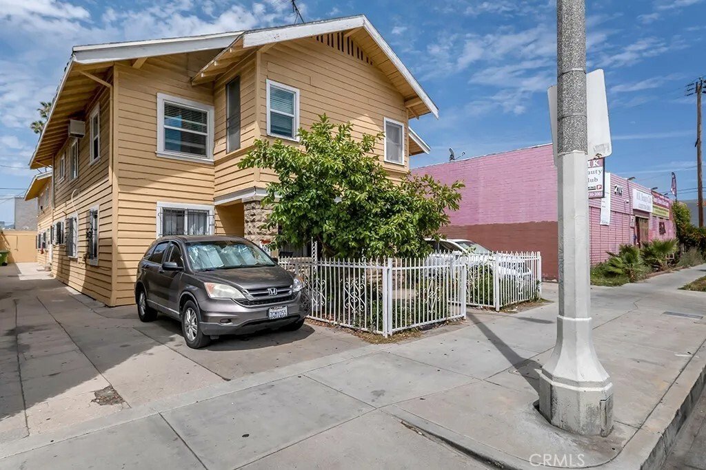 Los Angeles, California, United States 3 - 17823240