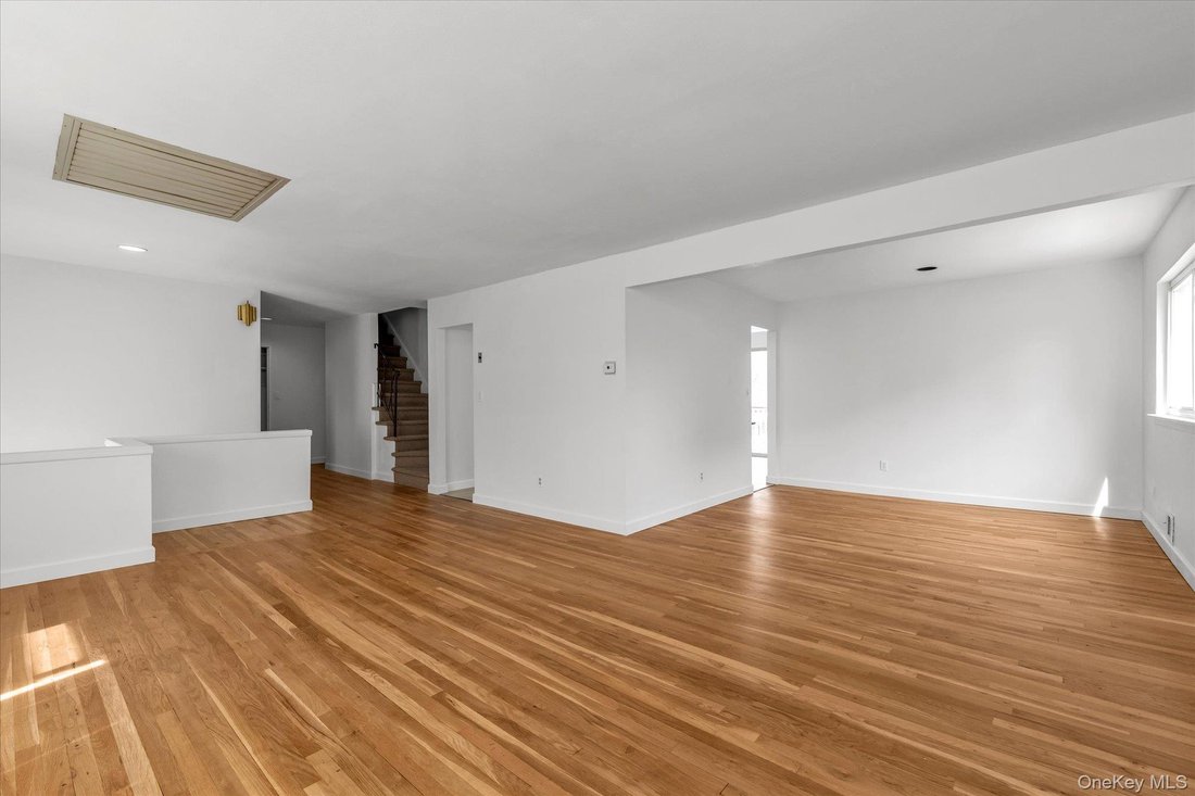 House in Merrick, New York, United States 4 - 17820455