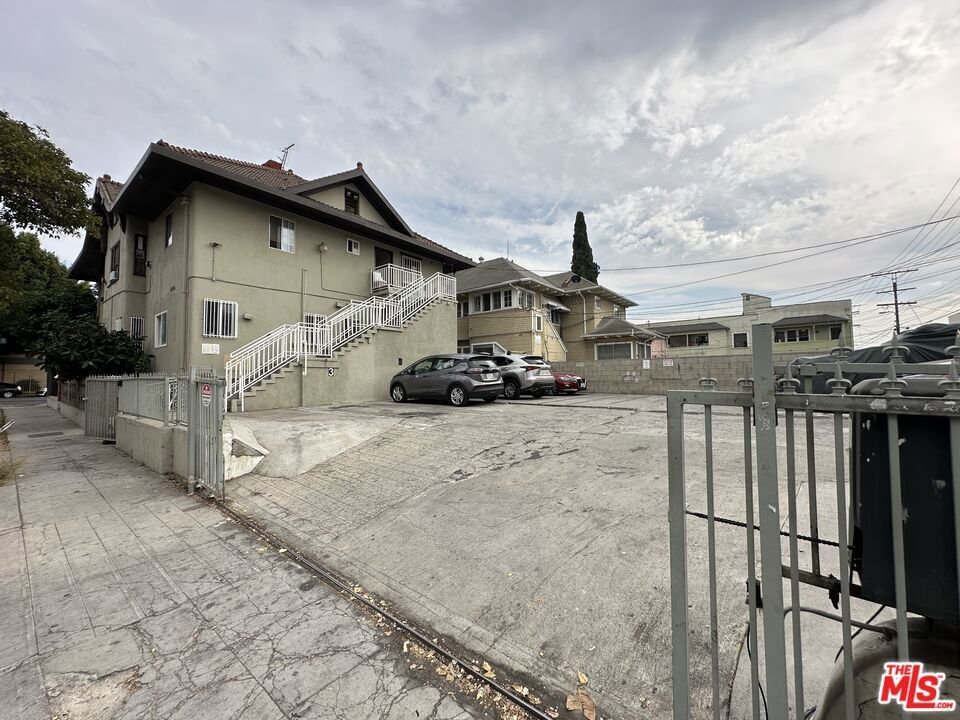 Los Angeles, California, United States 3 - 17829750