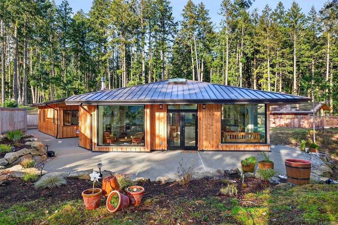 House in Saltspring Island, British Columbia, Canada 1 - 17830529
