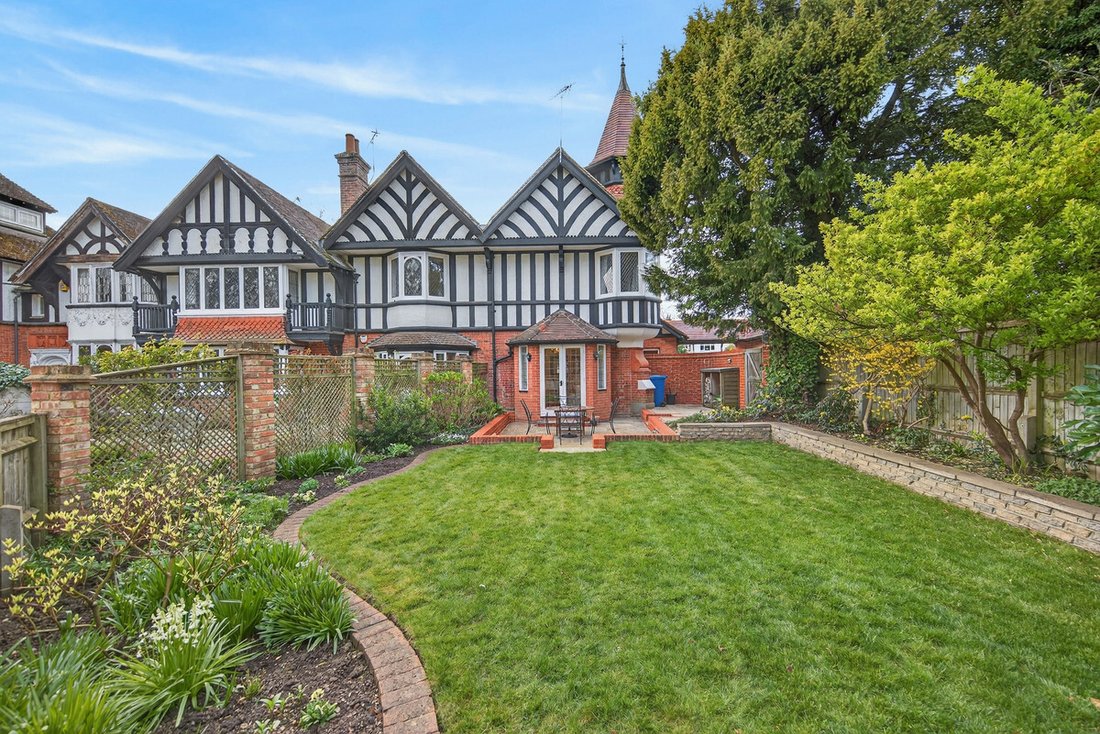 House in Maidenhead Court, England 2 - 17826778