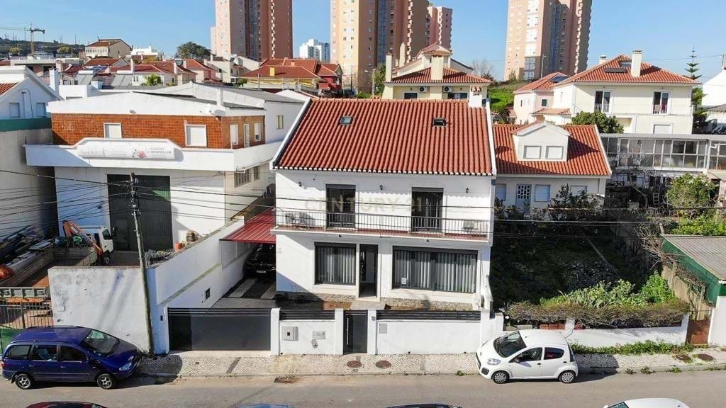Villa in Santo António dos Cavaleiros, Lisbon, Portugal 1 - 17827493