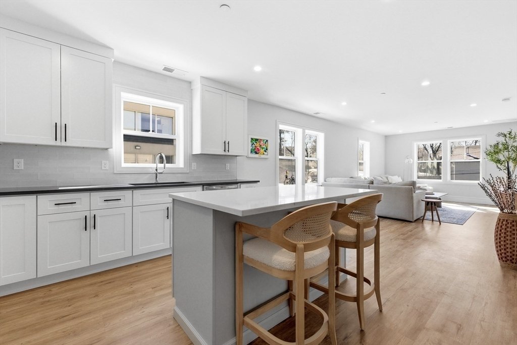 Condo in Dedham, Massachusetts, United States 2 - 17820465
