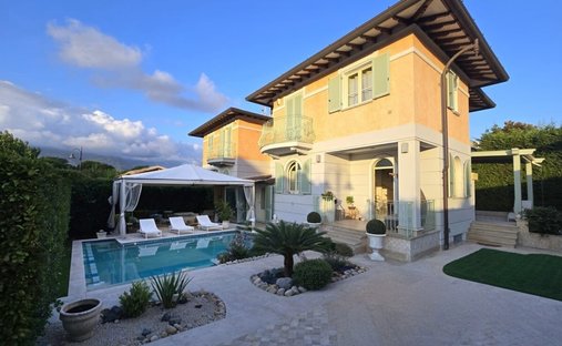 Villa in Pietrasanta, Tuscany, Italy 1