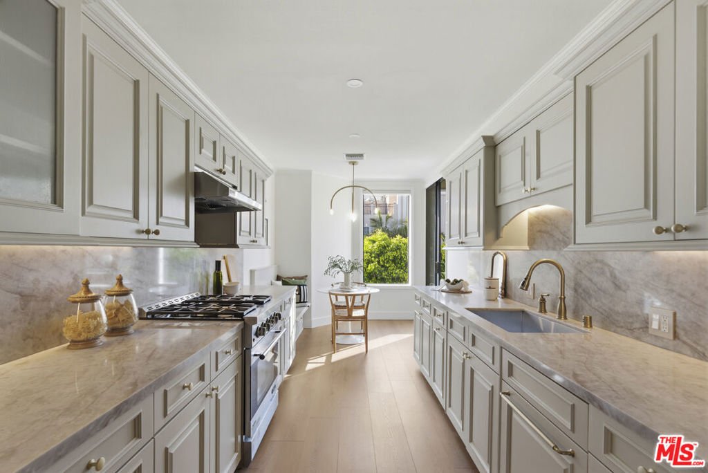 Condo in Los Angeles, California, United States 2 - 17822336