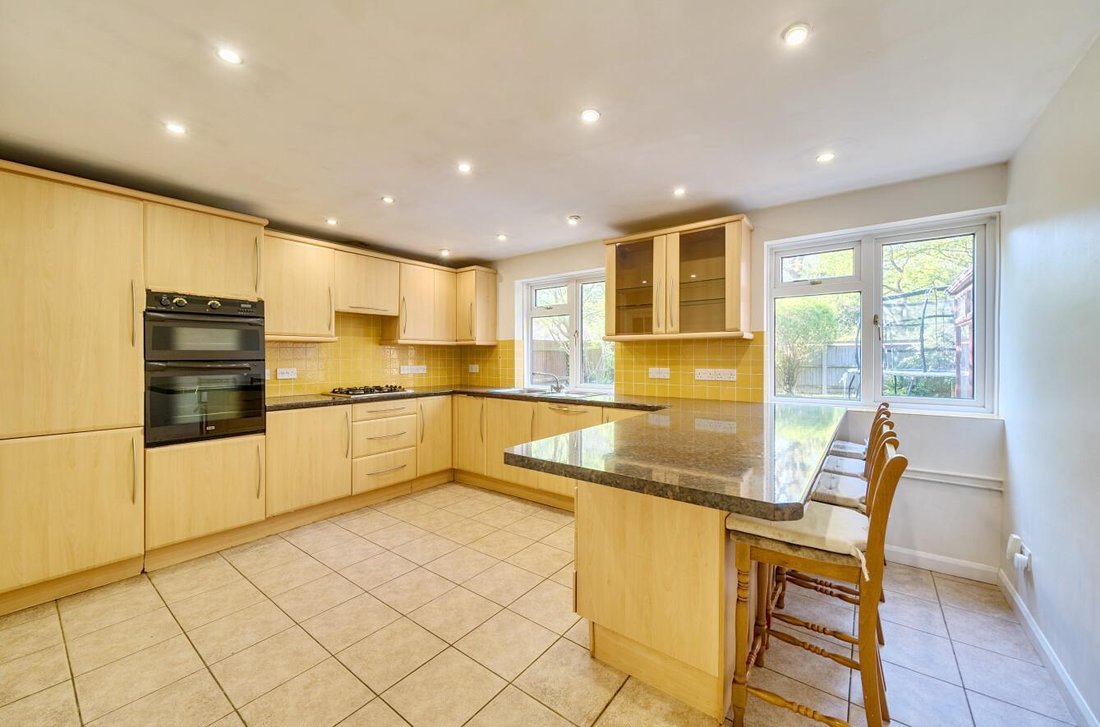 House in Breakspear, Bromley, England 2 - 17819422