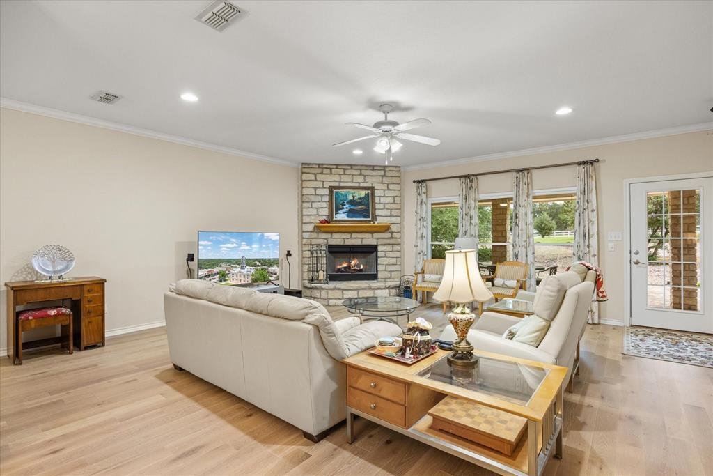 House in Granbury, Texas, United States 5 - 17824679