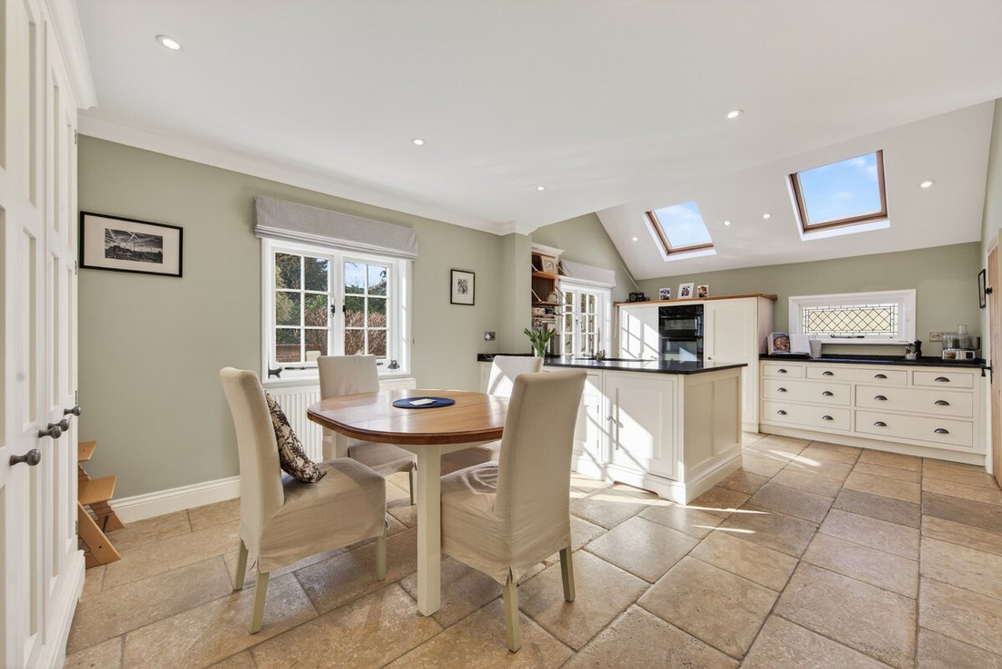 House in Maidenhead Court, England 3 - 17826778