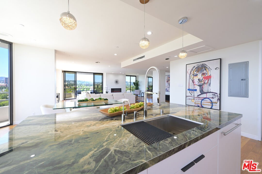 Condo in Los Angeles, California, United States 3 - 17828980