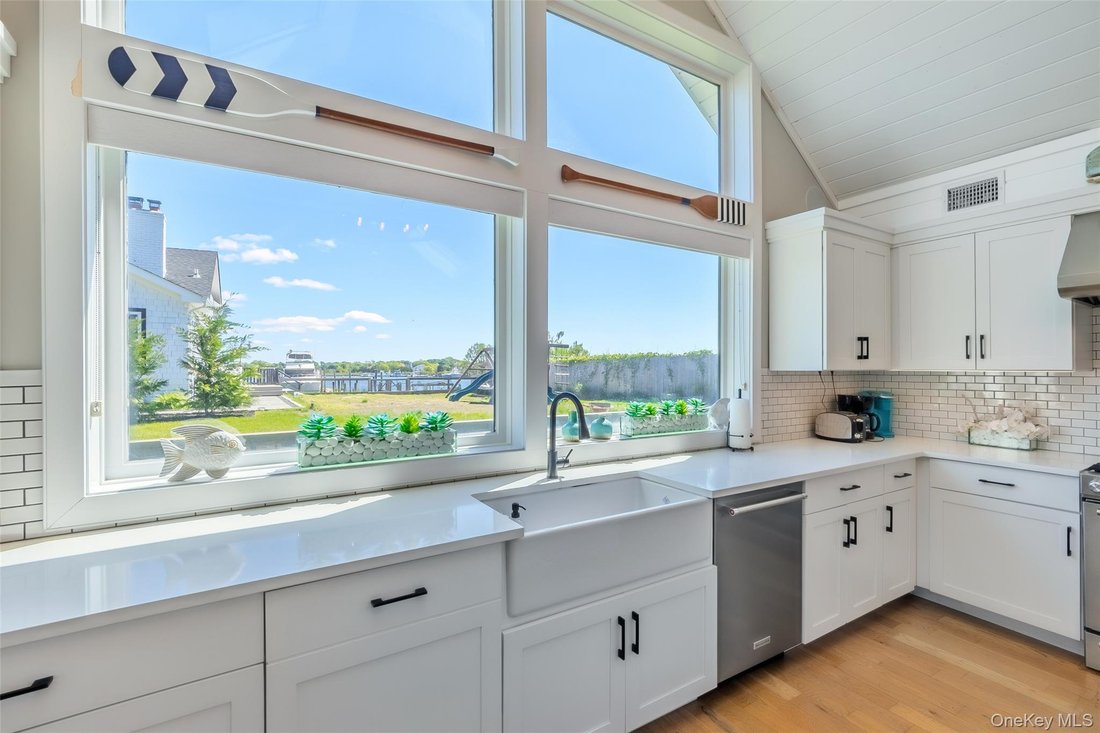House in Center Moriches, New York, United States 4 - 17829893