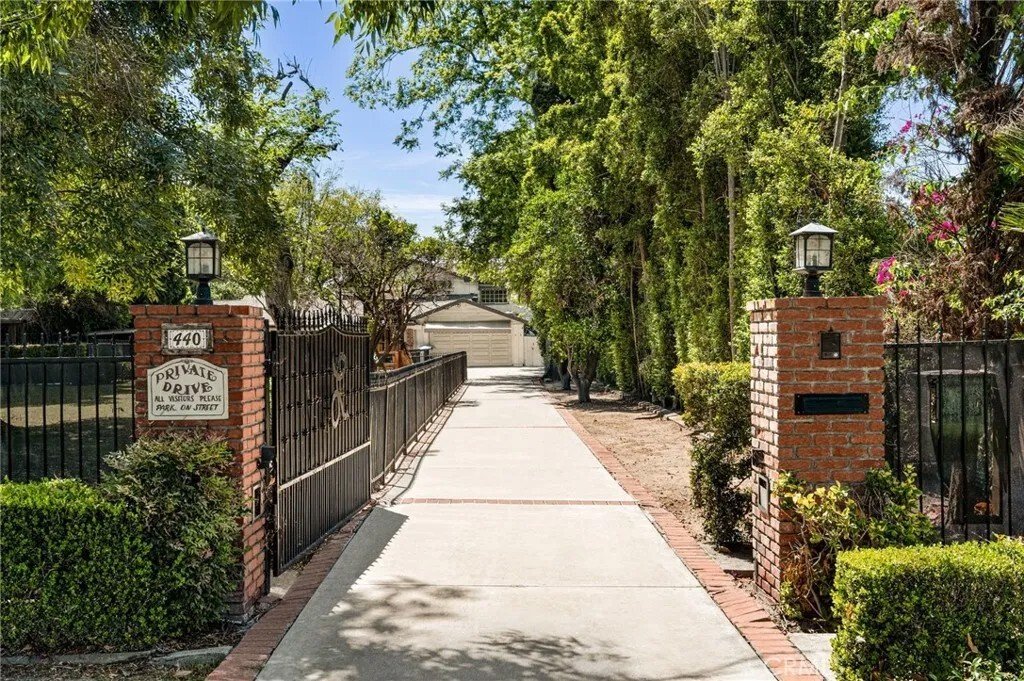 Tustin, California, United States 5 - 17823320