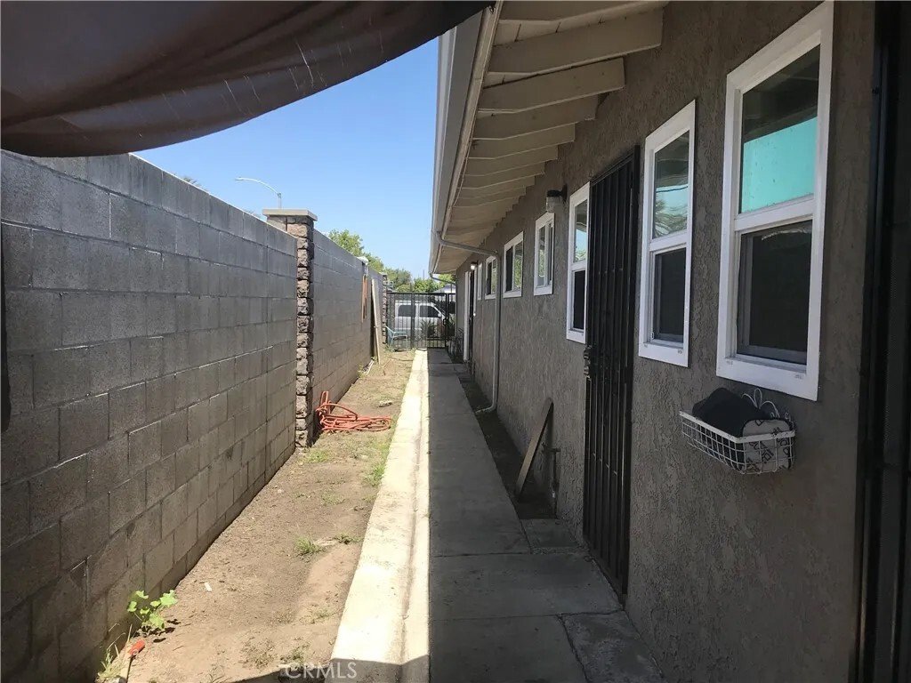 Santa Ana, California, United States 4 - 17835380