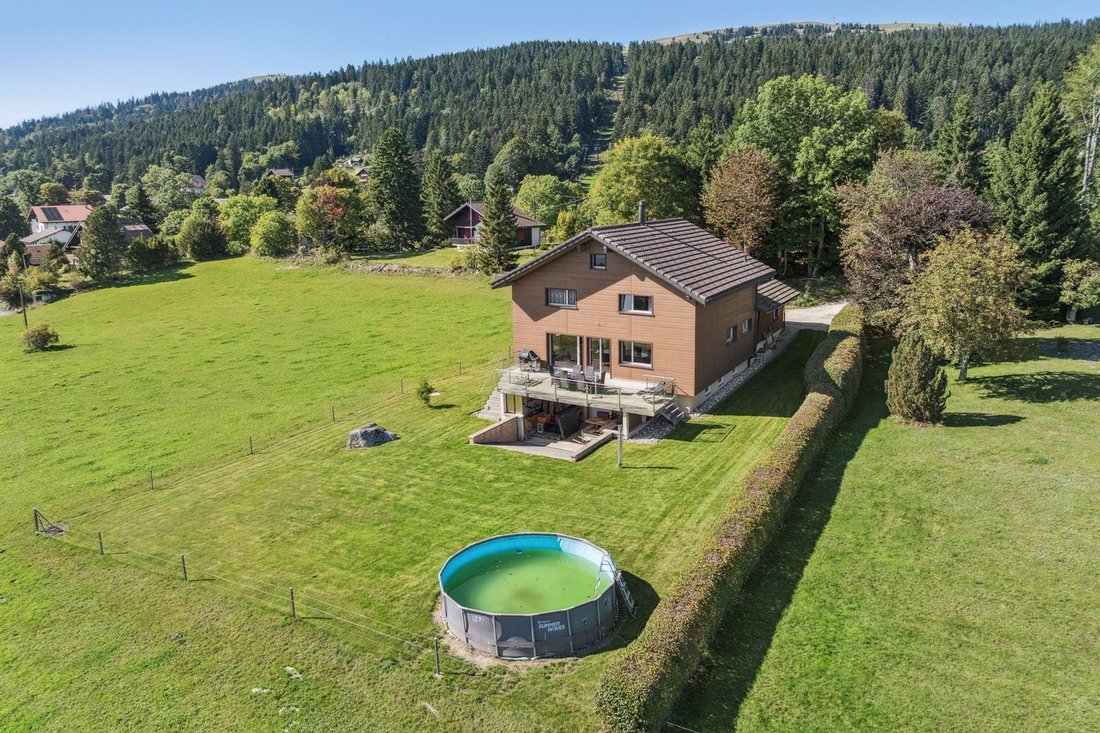 Wood Frame Chalet With Breathtaking Panoramic View
